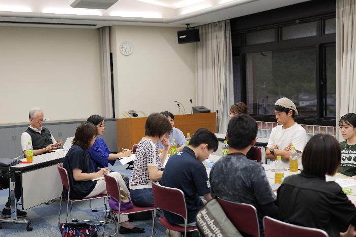 第5回みらい創造会議の会議風景の写真で熱心に意見交換をしているところ。