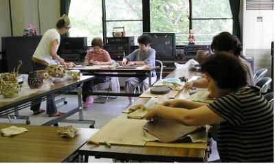(写真)小川地区公民館サークル「陶芸サークル」活動の様子(1)