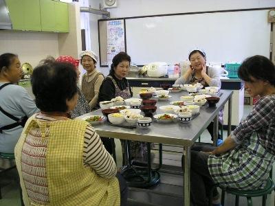 (写真)小川地区公民館サークル「女性料理サークル」活動の様子(1)