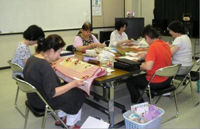 (写真)小川地区公民館サークル「パッチワーク」活動の様子