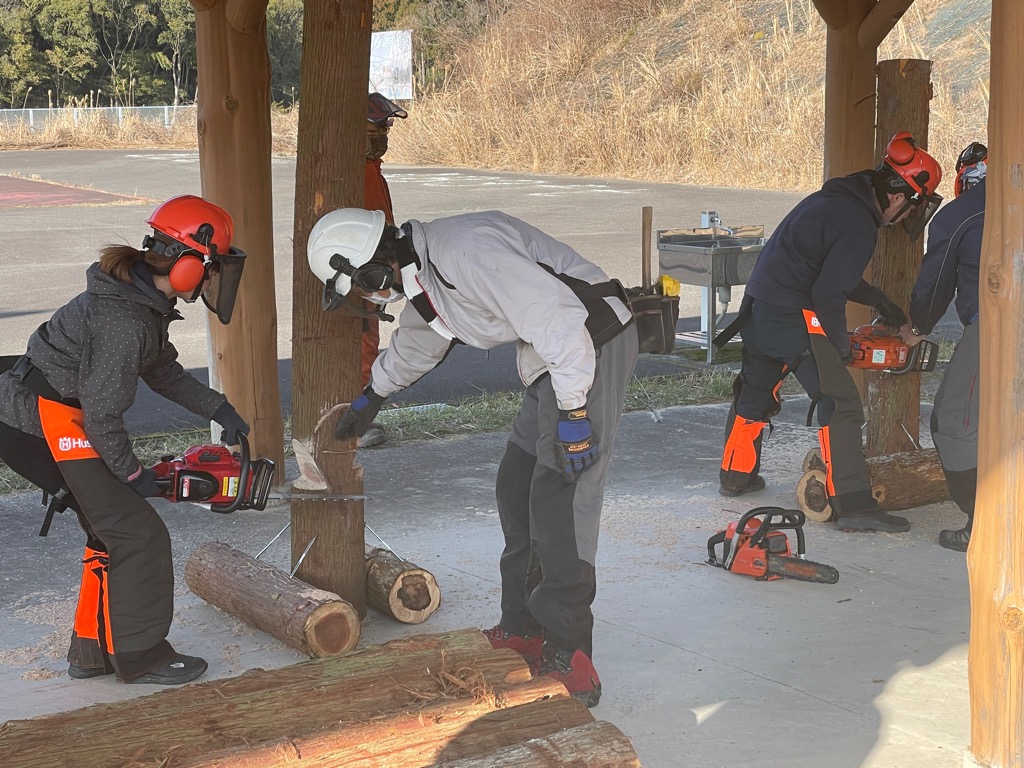 研修会にて講師から直接指導を受けている参加者の様子