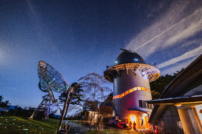 みさと天文台と星空の写真