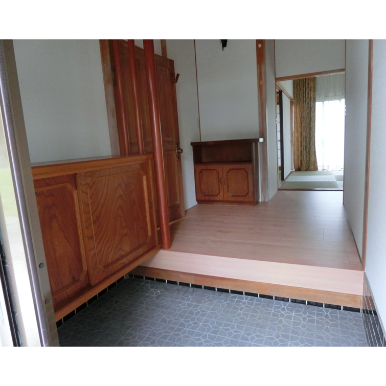 移住推進空き家の第1号となる家の玄関の写真