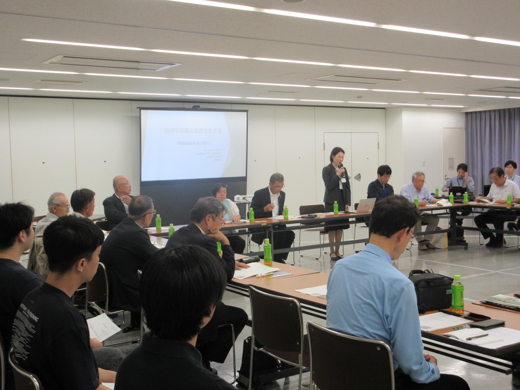 会場の様子、岸上区長によるご挨拶