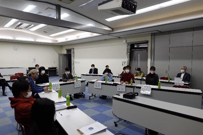 第3回みらい創造会議の会議で、メンバーが熱心に聞いているところの写真