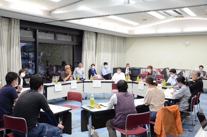 第4回みらい創造会議の会議風景の写真で熱心に話し合いが行われているところ。