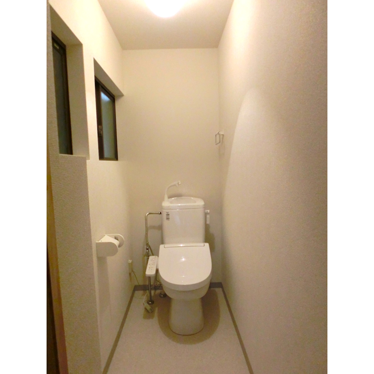 移住推進空き家の第1号となる家のトイレの写真