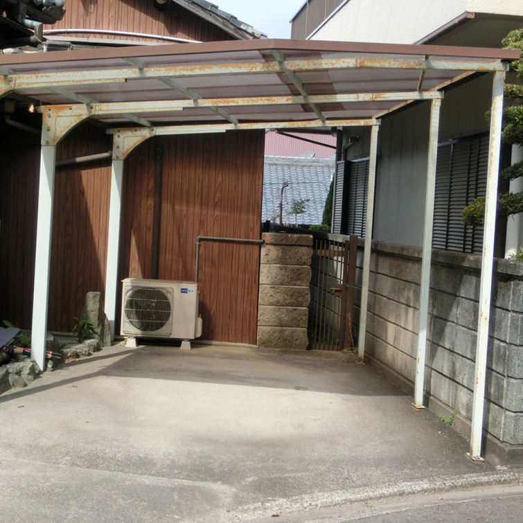 移住推進空き家の第1号となる家の駐車場の写真