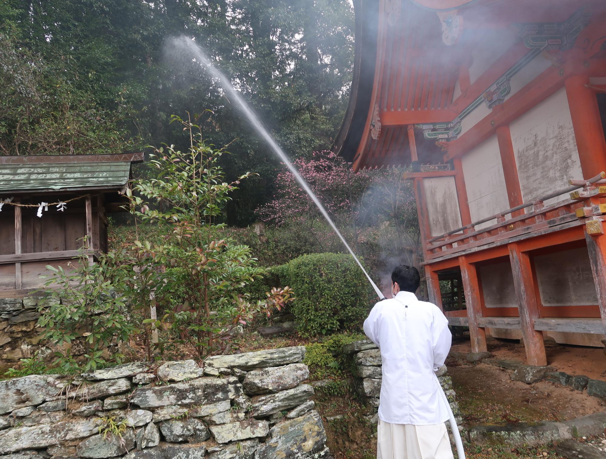 宮司による放水の様子