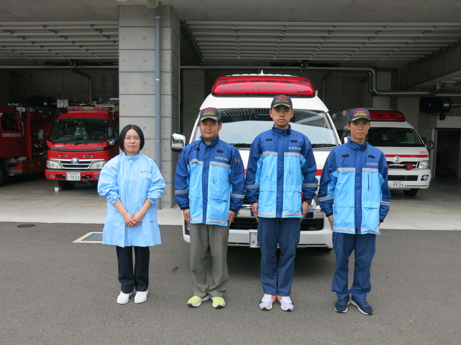 一日救急隊長中野看護師と救急隊三名