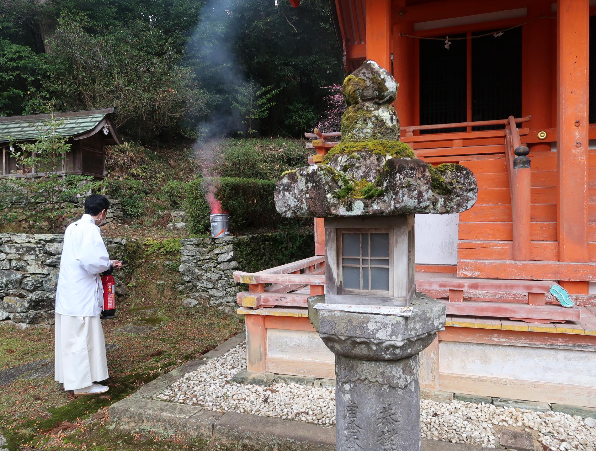 宮司による初期消火