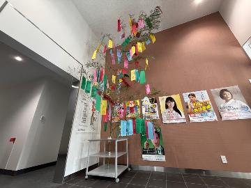 園児が作ってくれた短冊を消防署の玄関に飾っている様子